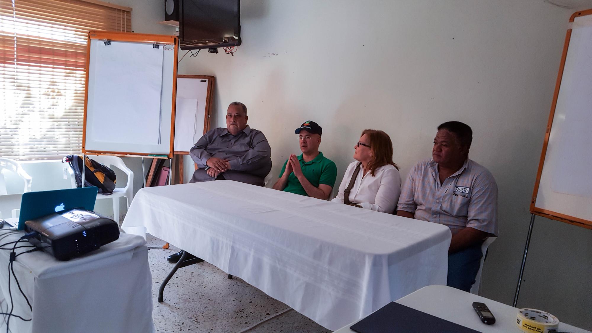 Gobernador de Pedernales,Cruz Adán Heredia; Ministro de Medio Ambiente, Francisco Domínguez Brito, Yvonne Arias de Grupo Jaragua  y Fausto Gomera, de la Sociedad Ecológica de Pedernales.