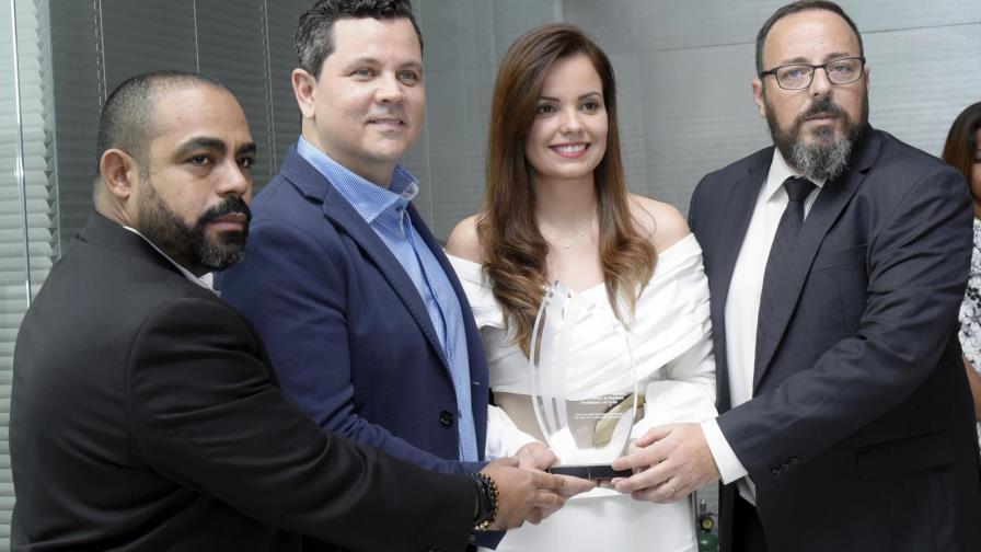 Premian la excelencia de centro odontológico en Santiago 