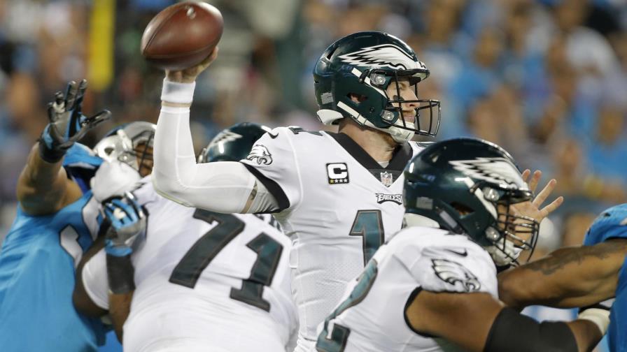 Eagles ganan a Panthers con tres pases de TD de Carson Wentz 