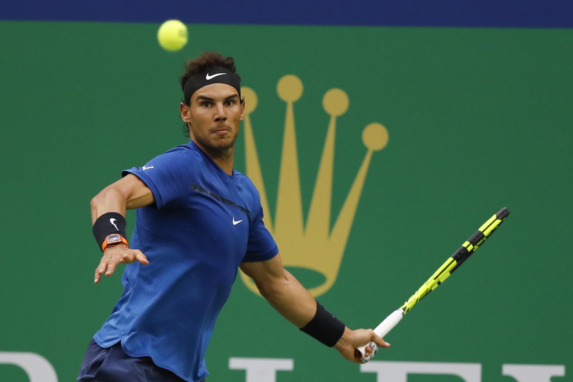 Rafael Nadal observa el balón durante su partido de cuartos de final masculino contra Grigor Dimitrov, en el torneo de tenis Masters de Shanghái en el centro de tenis Qizhong Forest Sports City en Shanghai.