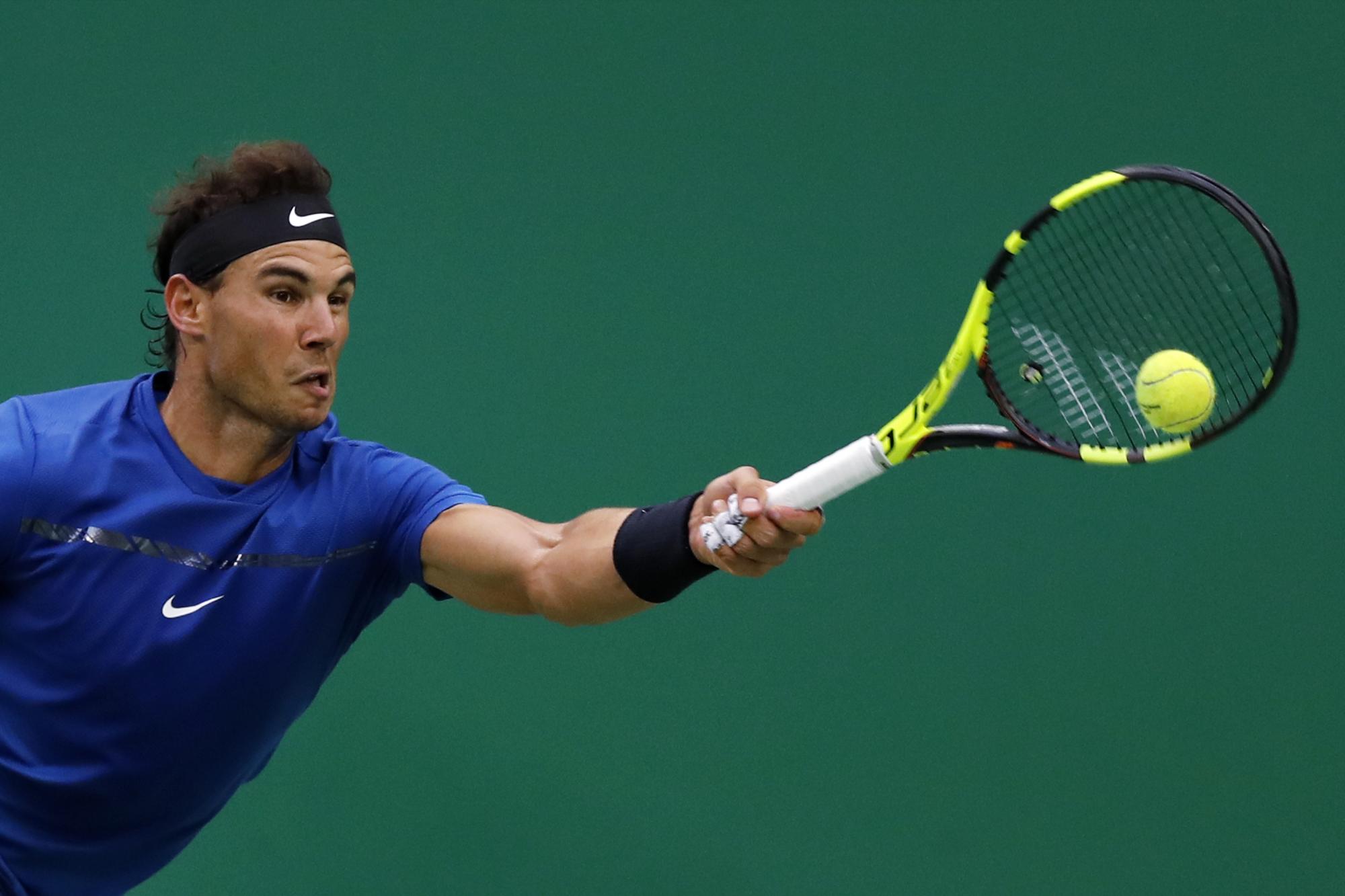 Rafael Nadal observa el balón durante su partido de cuartos de final masculino contra Grigor Dimitrov, en el torneo de tenis Masters de Shanghái en el centro de tenis Qizhong Forest Sports City en Shanghai.