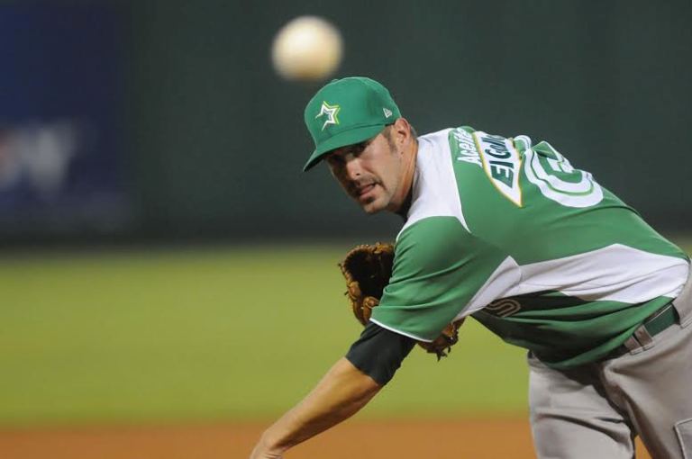 El zurdo Evan MaClane se apresta a convertirse en el refuerzo líder en temporadas en el béisbol invernal de la República Dominicana, con 10 temporadas.