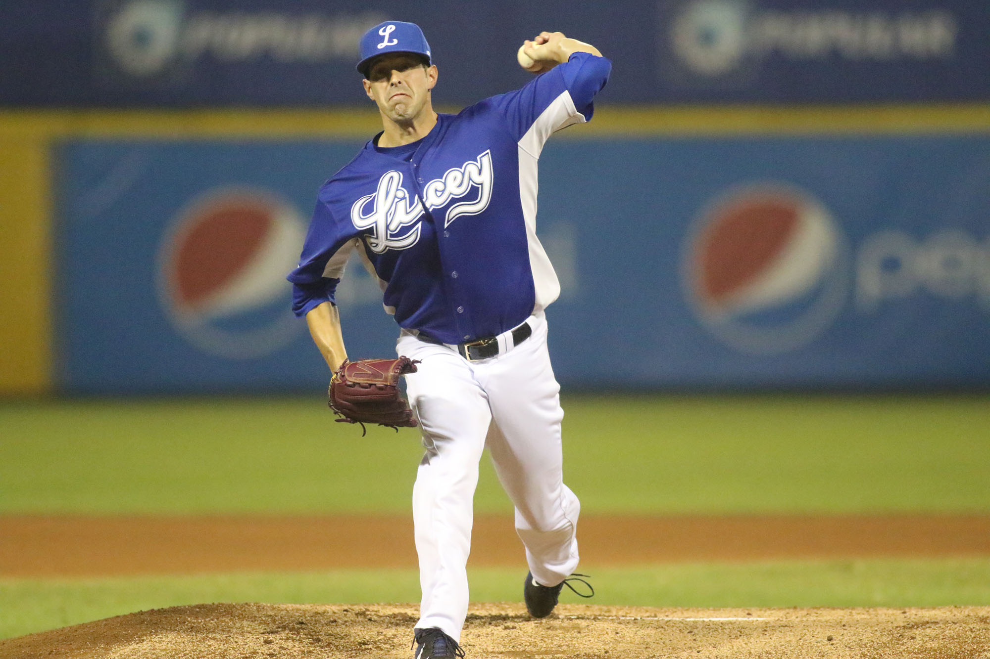 El zurdo Evan MaClane se apresta a convertirse en el refuerzo líder en temporadas en el béisbol invernal de la República Dominicana, con 10 temporadas.