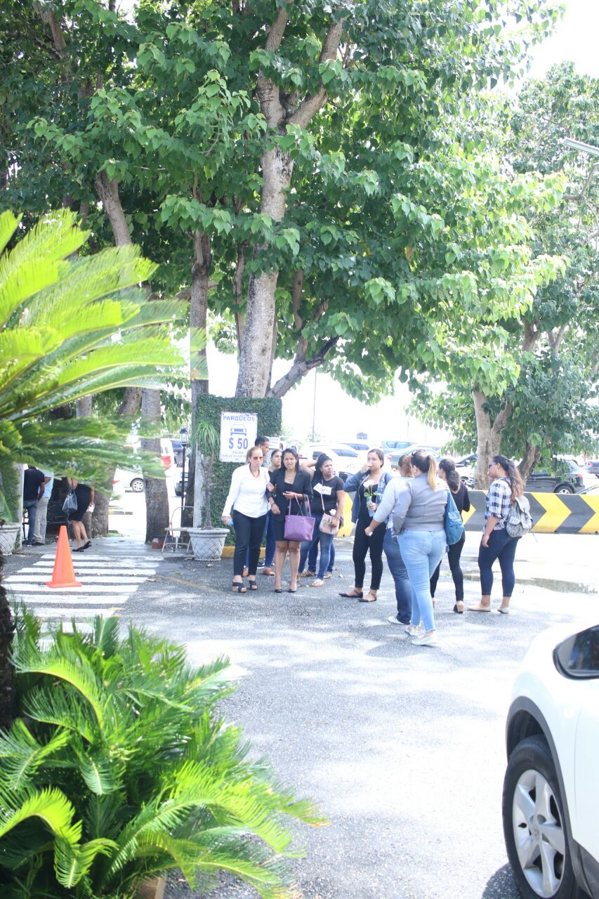 La madre junto a otras familiares 