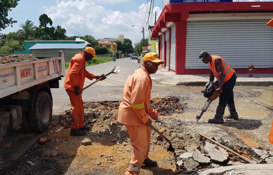 Obras Públicas interviene calles en Boca Chica