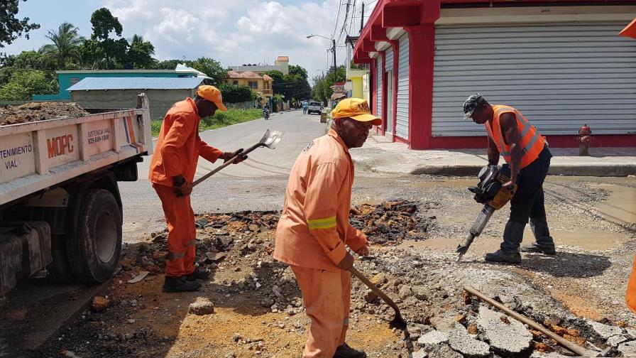 Obras Públicas interviene calles en Boca Chica