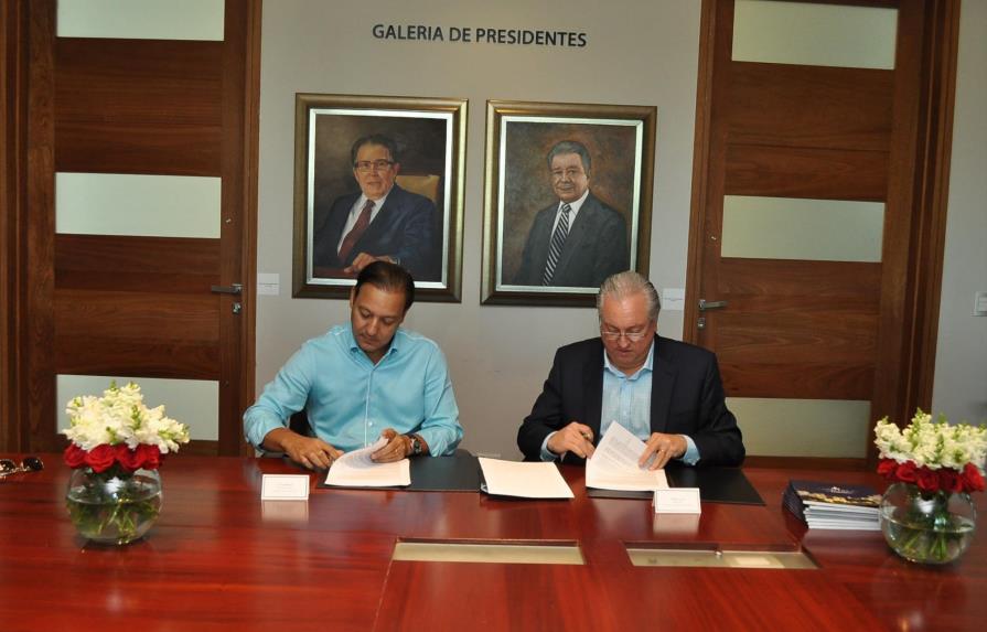 Corporación Zona Franca dona 31 millones de pesos al cabildo de Santiago