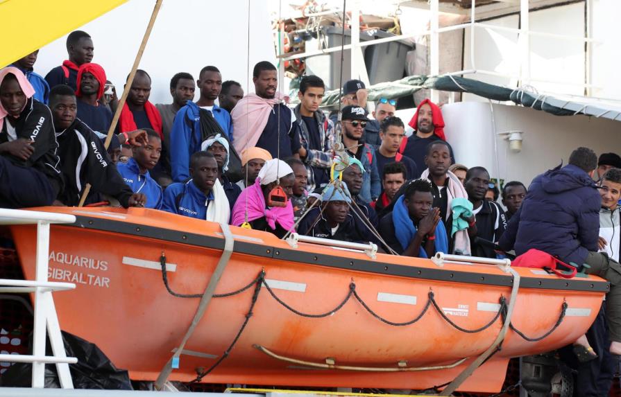 Desembarcan en Italia 606 inmigrantes rescatados del mar, de ellos 241 niños