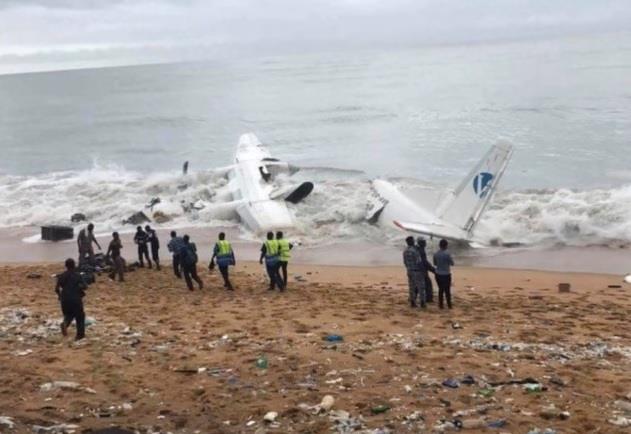 Al menos cuatro muertos tras caer avión en Costa de Marfil