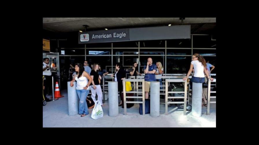 Detienen un hombre en aeropuerto de Nueva York tras amenazar a empleado con bomba