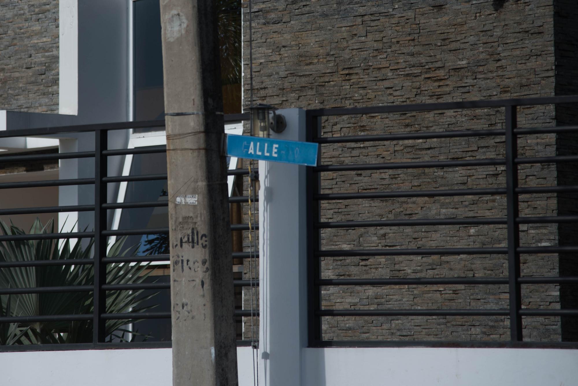 Letrero en la Calle 10 de la Urbanización Fernández.