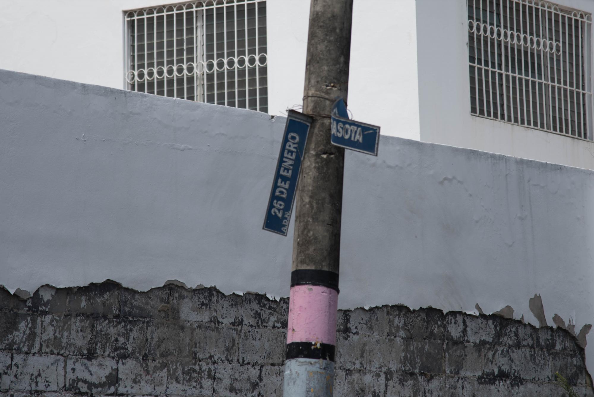 Letrero en intersección de Bella Vista.