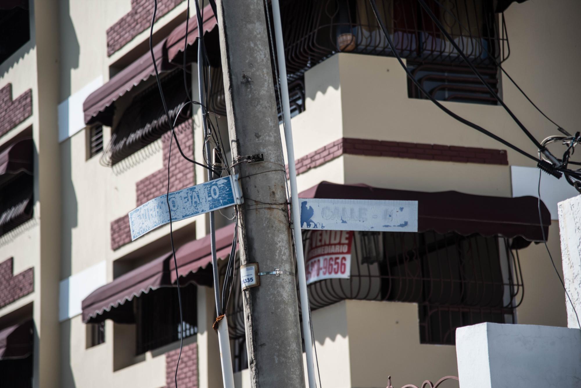 En algunos de los letreros ya no se lee nada.