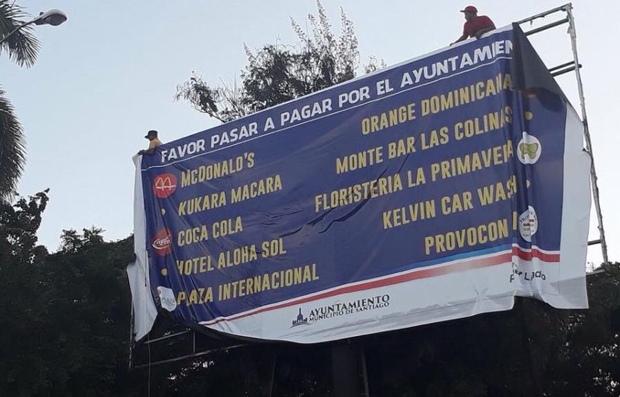 Ayuntamiento de Santiago coloca valla con nombres de empresas que “deben impuestos” 
