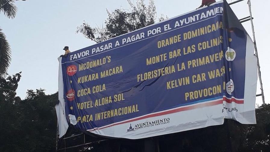 Ayuntamiento de Santiago coloca valla con nombres de empresas que “deben impuestos” Ayuntamiento de Santiago coloca valla con nombres de empresas que “deben impuestos”