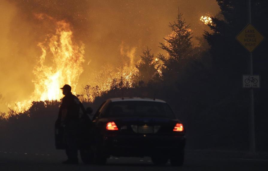 Fuertes vientos amenazan combate de incendios en California