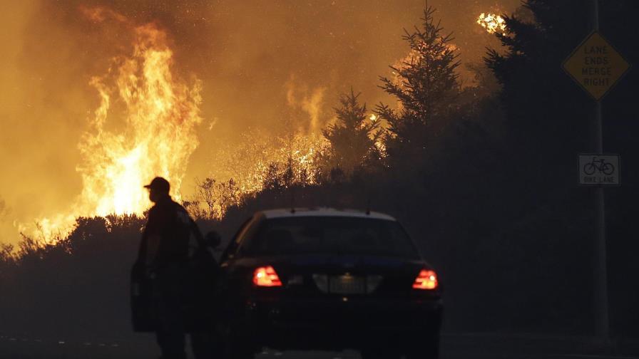 Fuertes vientos amenazan combate de incendios en California