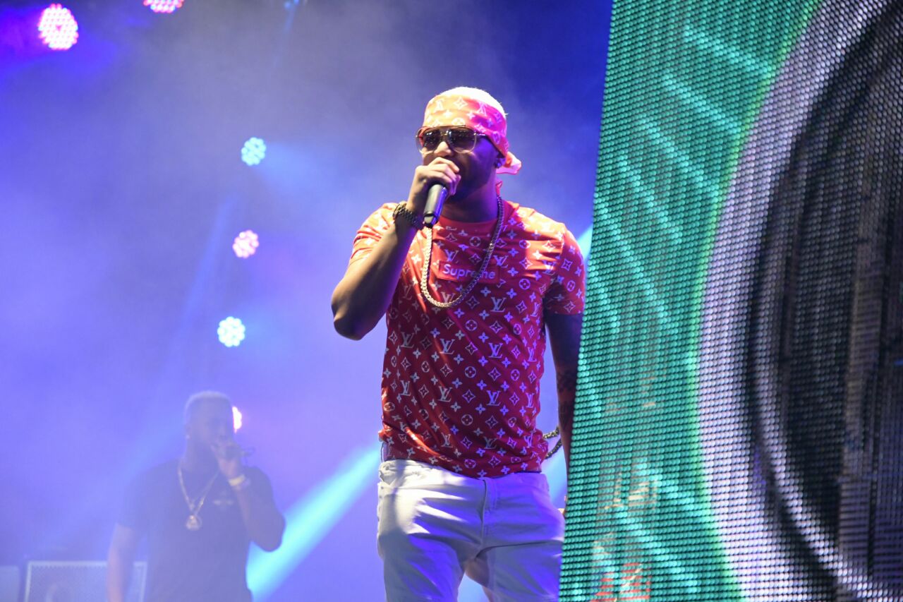 Vista del artista urbano “El Mayor Clásico” durante el concierto. 