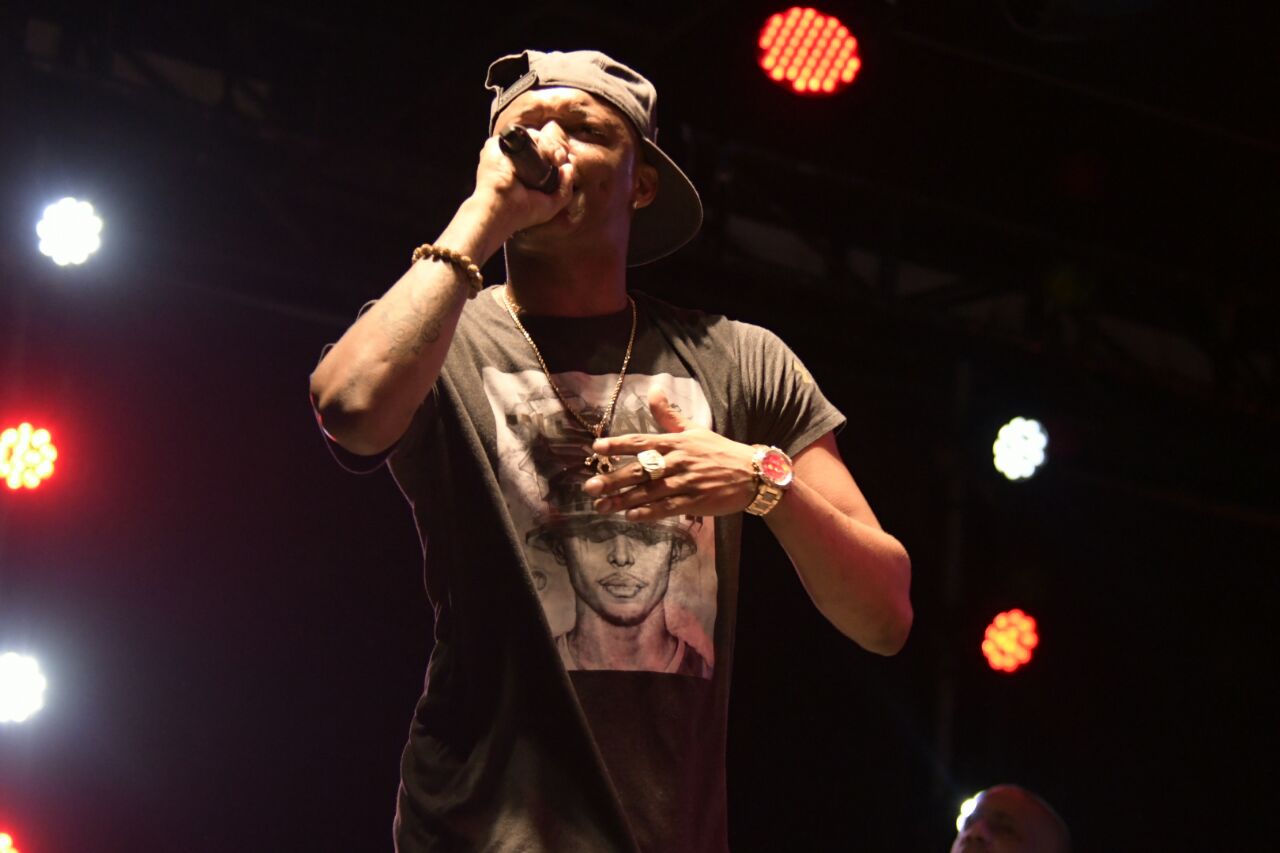 Vista del artista urbano “Secreto” durante el concierto. 