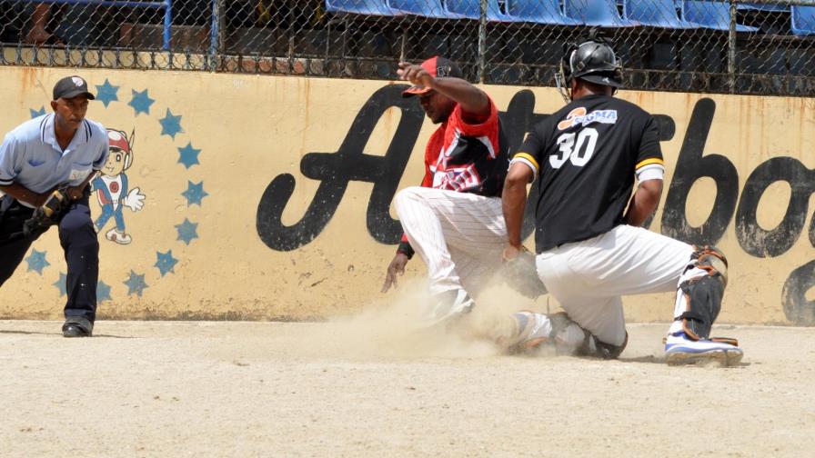 Manlio, Corderos, Picapiedras y Cementera están en la semifinal del sóftbol del Distrito Nacional