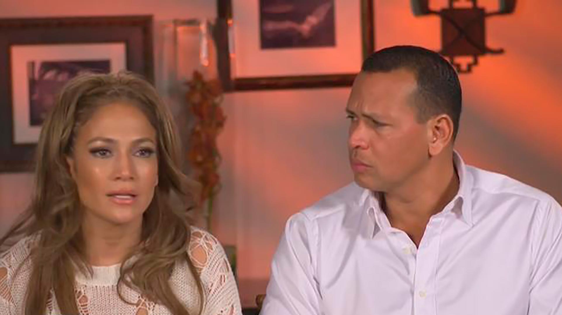 JLo y Alex juntos, hablando sobre el evento.