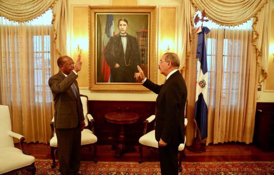 Presidente Medina ya juramentó al nuevo director de la OMSA