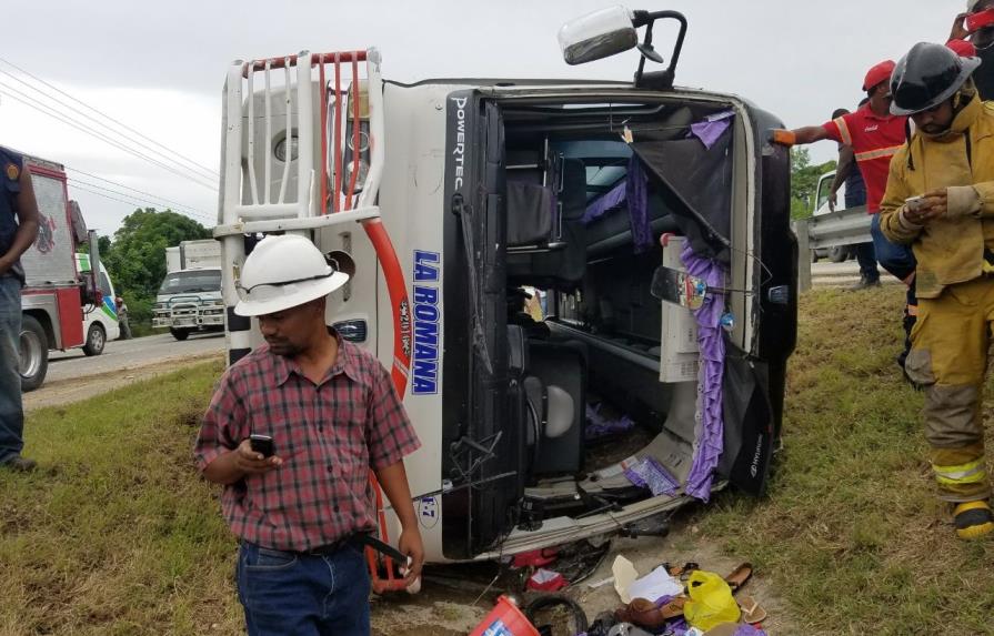 Varios heridos al volcarse guagua de transporte en San Pedro de Macorís