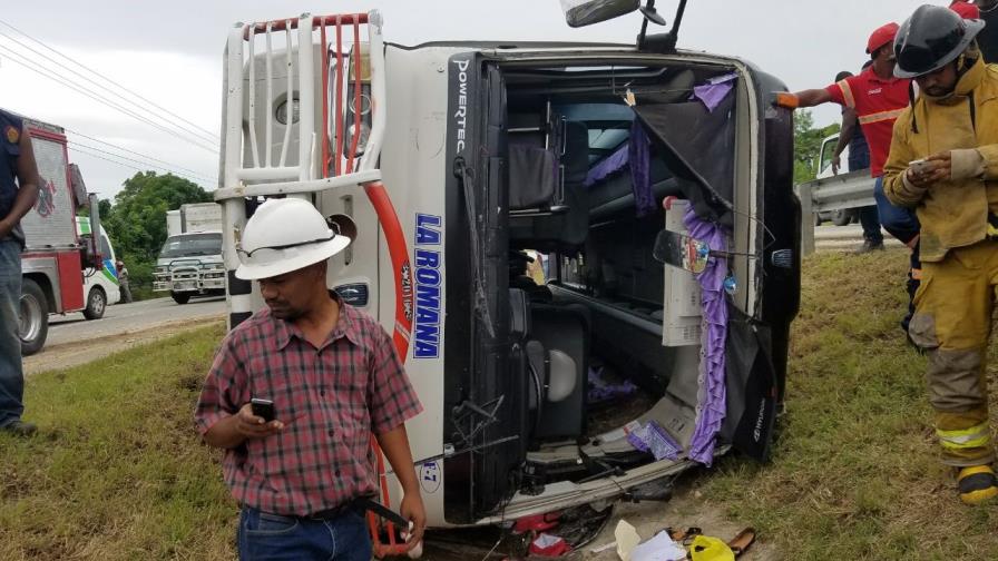 Varios heridos al volcarse guagua de transporte en San Pedro de Macorís