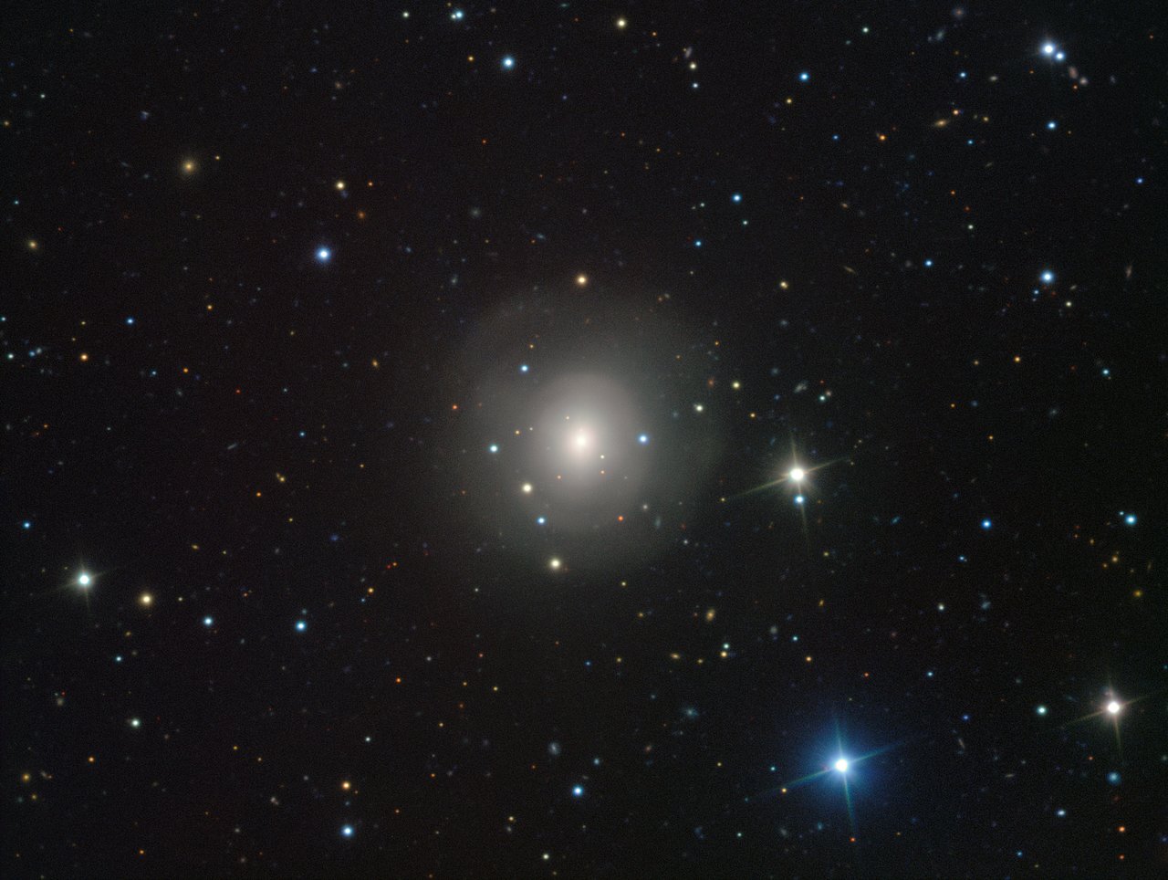 Imagen de la galaxia NGC-4993, mostrando la contraparte en luz visible de la fusión de una pareja de estrellas de neutrones.