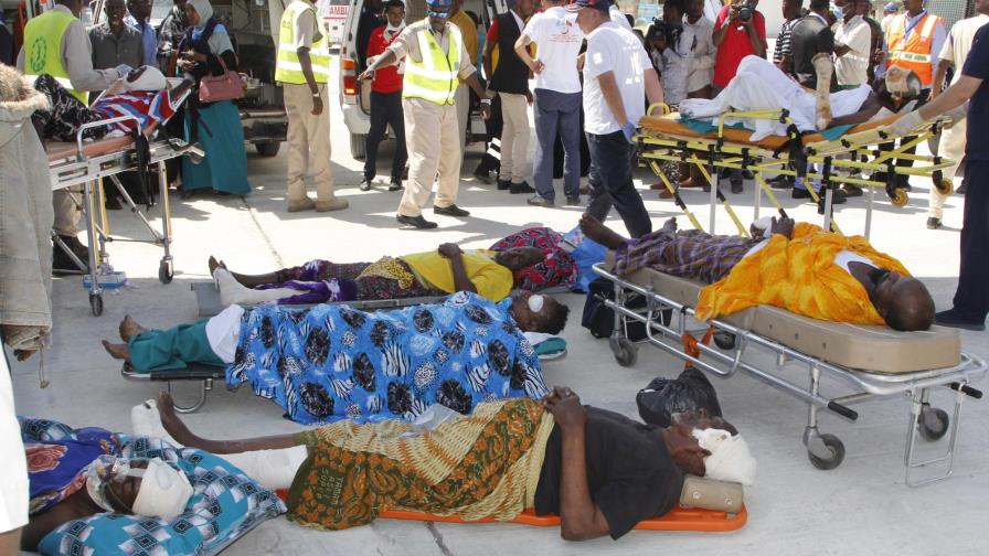 Suman más de 300 los muertos por camión bomba en Somalia 