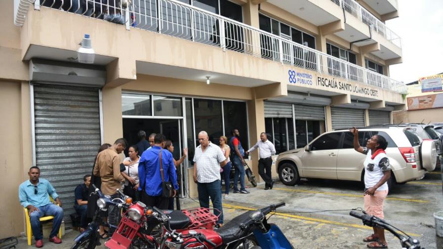 Trasladan a Fiscalía de Santo Domingo Oeste a implicados en asesinato de abogado Trasladan a Fiscalía de Santo Domingo Oeste a implicados en asesinato de abogado