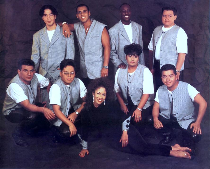 Foto de 1990, donde Selena posa junto a sus hermanos y otros miembros de su banda