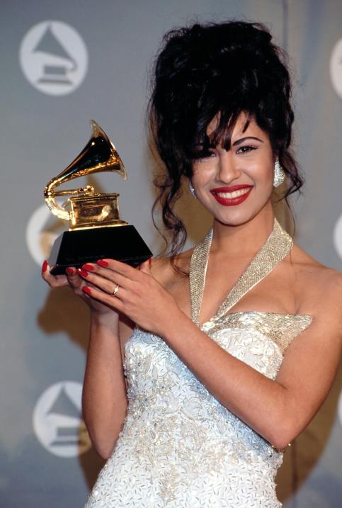 Foto de Selena posando con su Grammy a la mejor música mexico-estadounidense en 1994