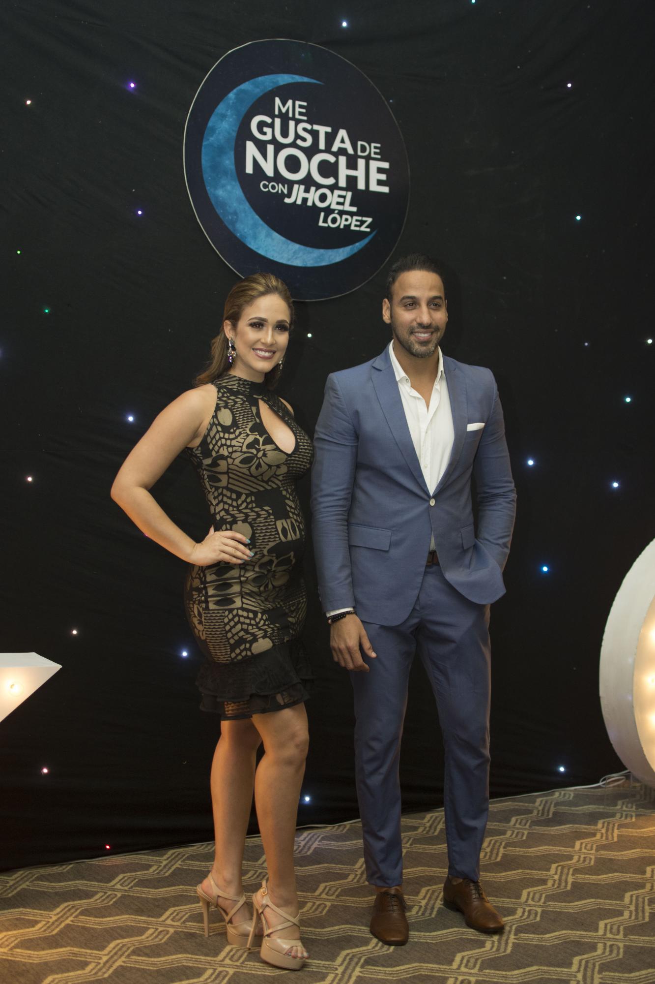 Jhoel López y su pareja Liza Blanco, quien espera un hijo le acompañó en el evento