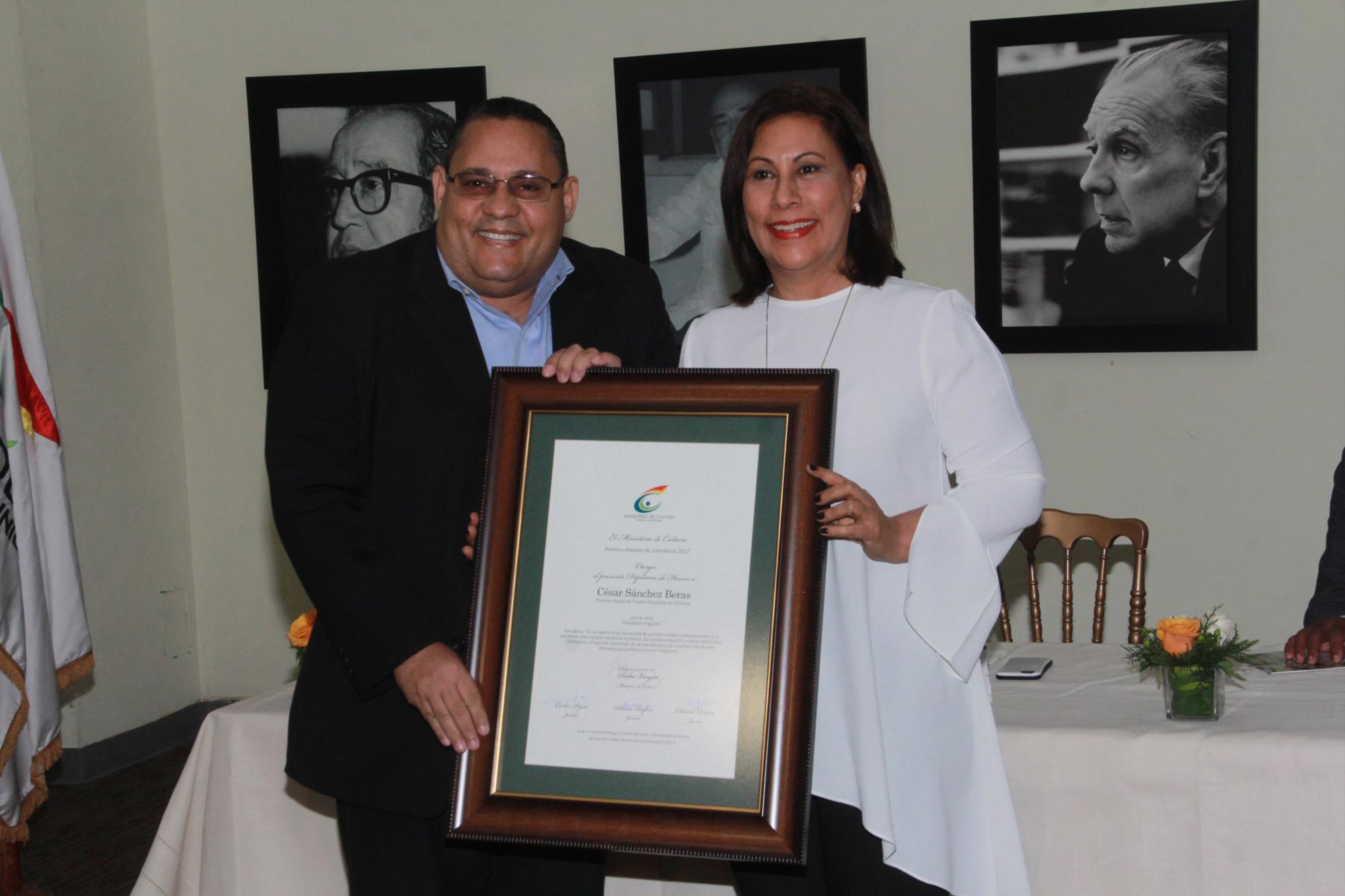 La obra “Dos piezas trágicas”, de César Israel Sánchez Beras, ganó el Premio Anual de Teatro Cristóbal de Llerena.