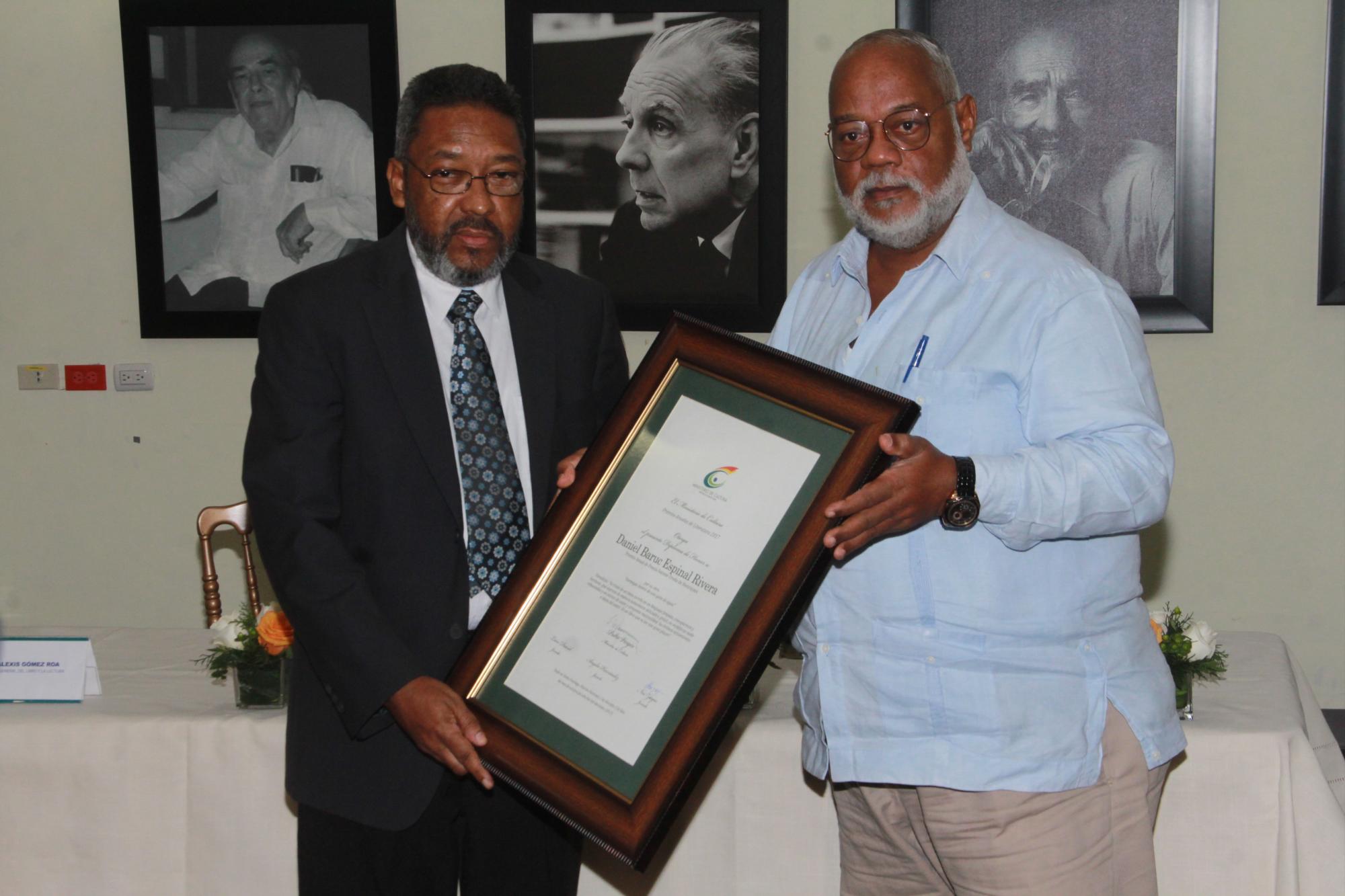 El Premio Anual de Poesía Salomé Ureña de Henríquez lo recibió Daniel Baruc Espinal, por la obra “Hormigas dentro de una gota de ámbar”.