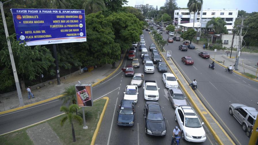 Sectores encontrados por disposición de alcaldía de Santiago; quitan de la valla nombre de una empresa 