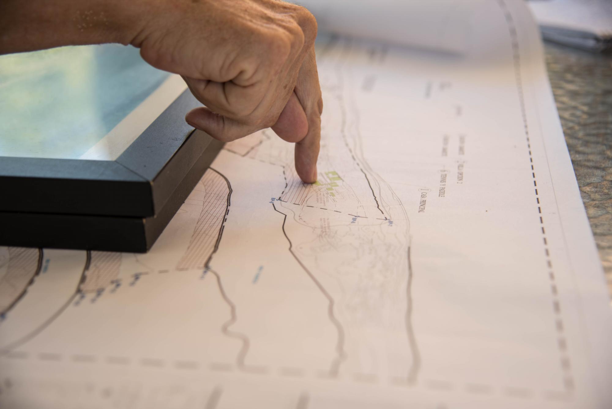 Michel Gay-Crosier, miembro de Asoprocaso, explica sobre un plano dónde sería el proyecto.