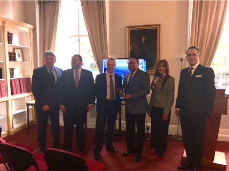 Ramón Rodríguez y Martin Sutherland acompañado de los embajadores de RD en Londres y de Reino Unido en Santo Domingo así como miembros de la BRITCHAM y la Dirección de Pasaportes.