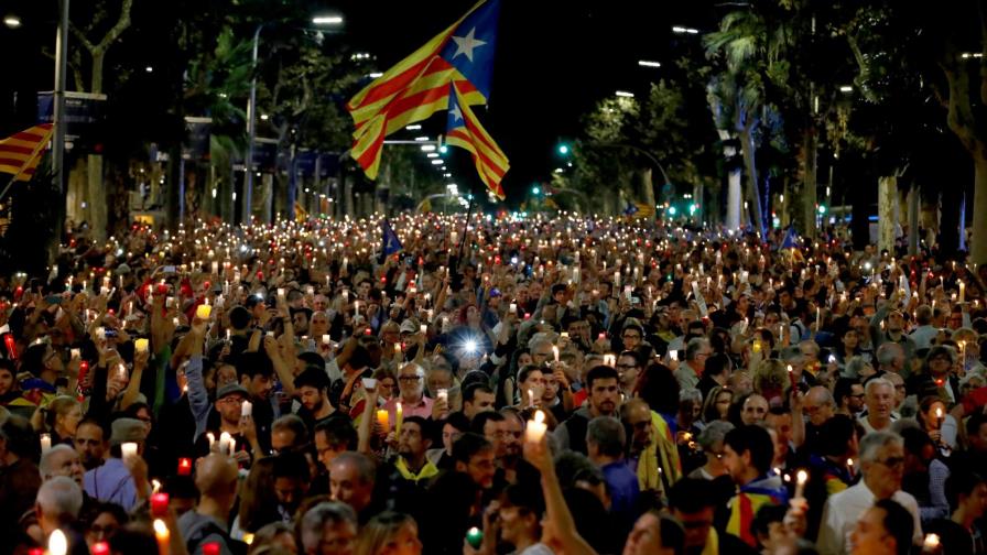 Cientos de miles protestan en Cataluña contra encarcelamiento de líderes independentistas