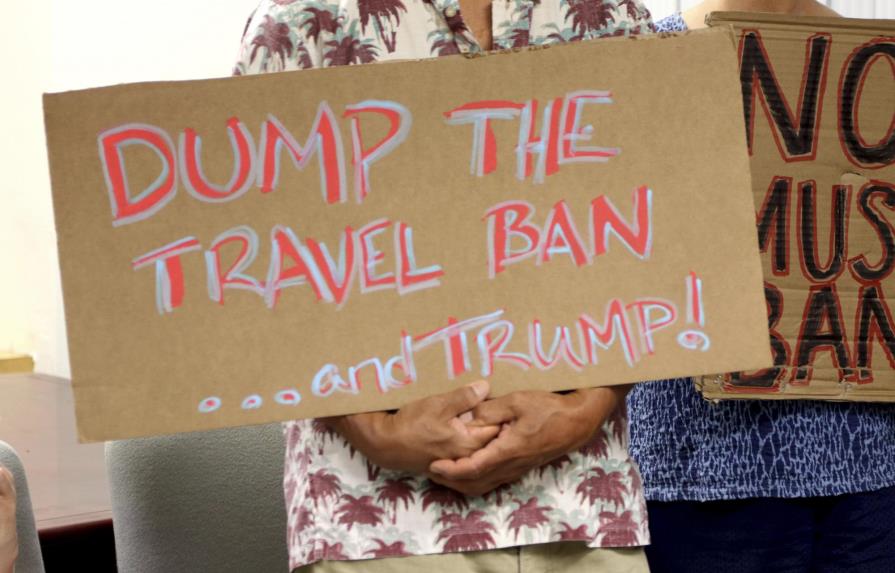 Juez en Hawái bloquea restricciones migratorias de Trump 