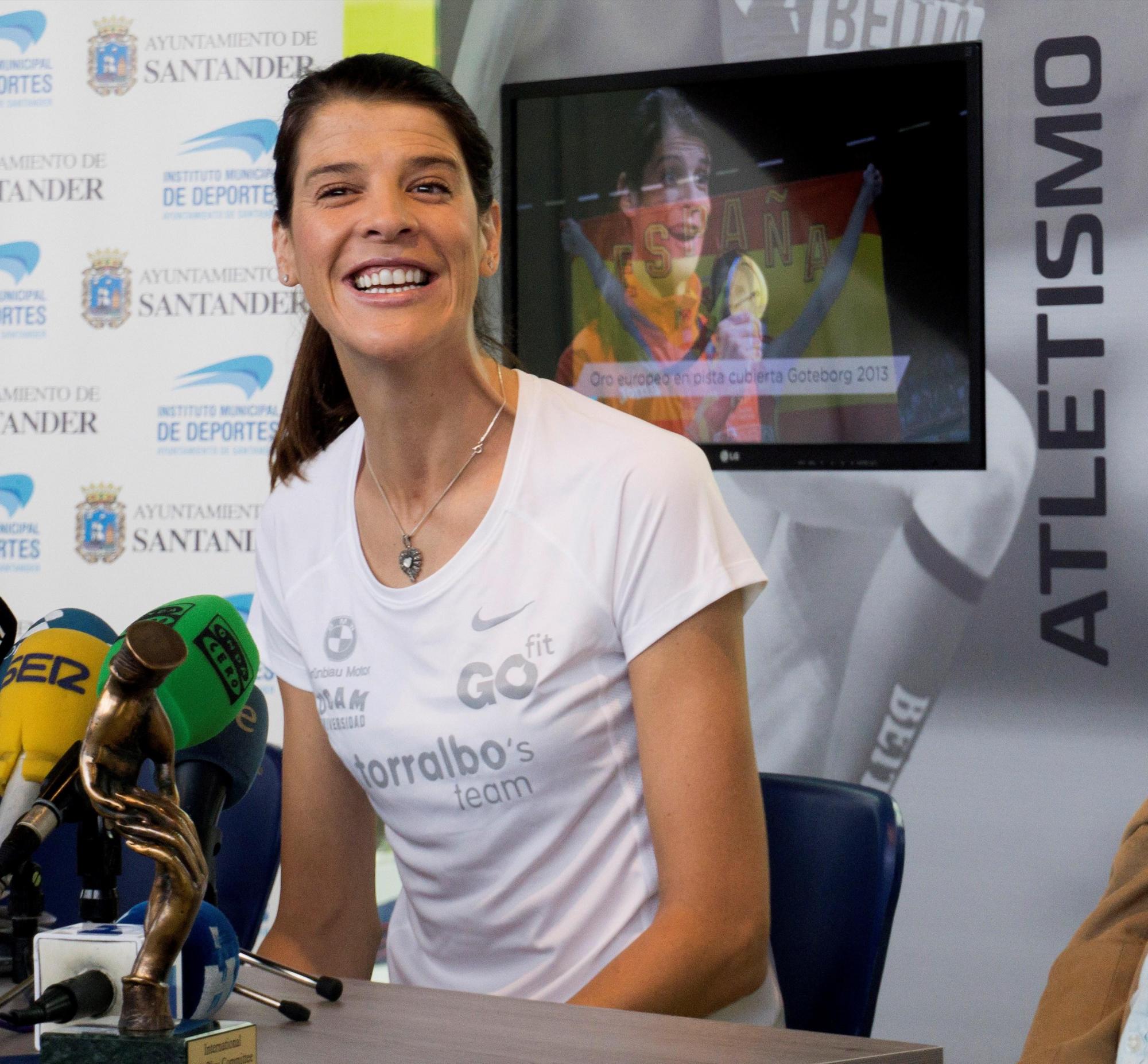 Ruth Beitia, campeona olímpica de salto de altura en Río'2016, ha anunciado su retirada en el acto de entrega de esa medalla de oro al Museo del Deporte de Santander. Ha explicado que dejan su vida deportiva después de seis meses afectada por lesiones”, que le han causado mucho dolor. 