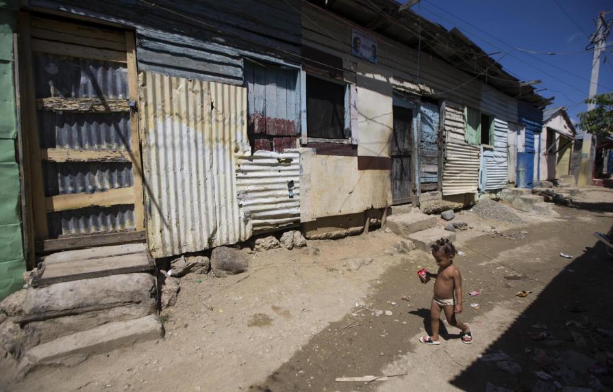 La vida bajo un techo de zinc, la otra cara del paraíso de República Dominicana