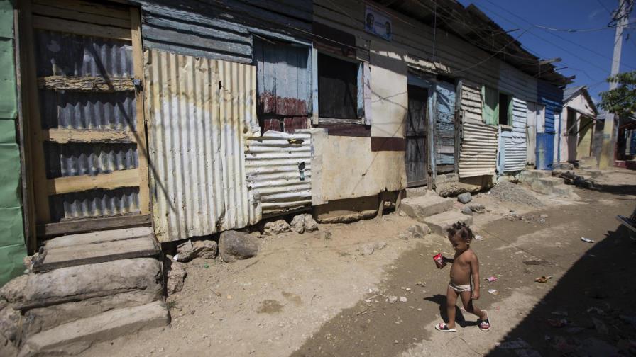 La vida bajo un techo de zinc, la otra cara del paraíso de República Dominicana