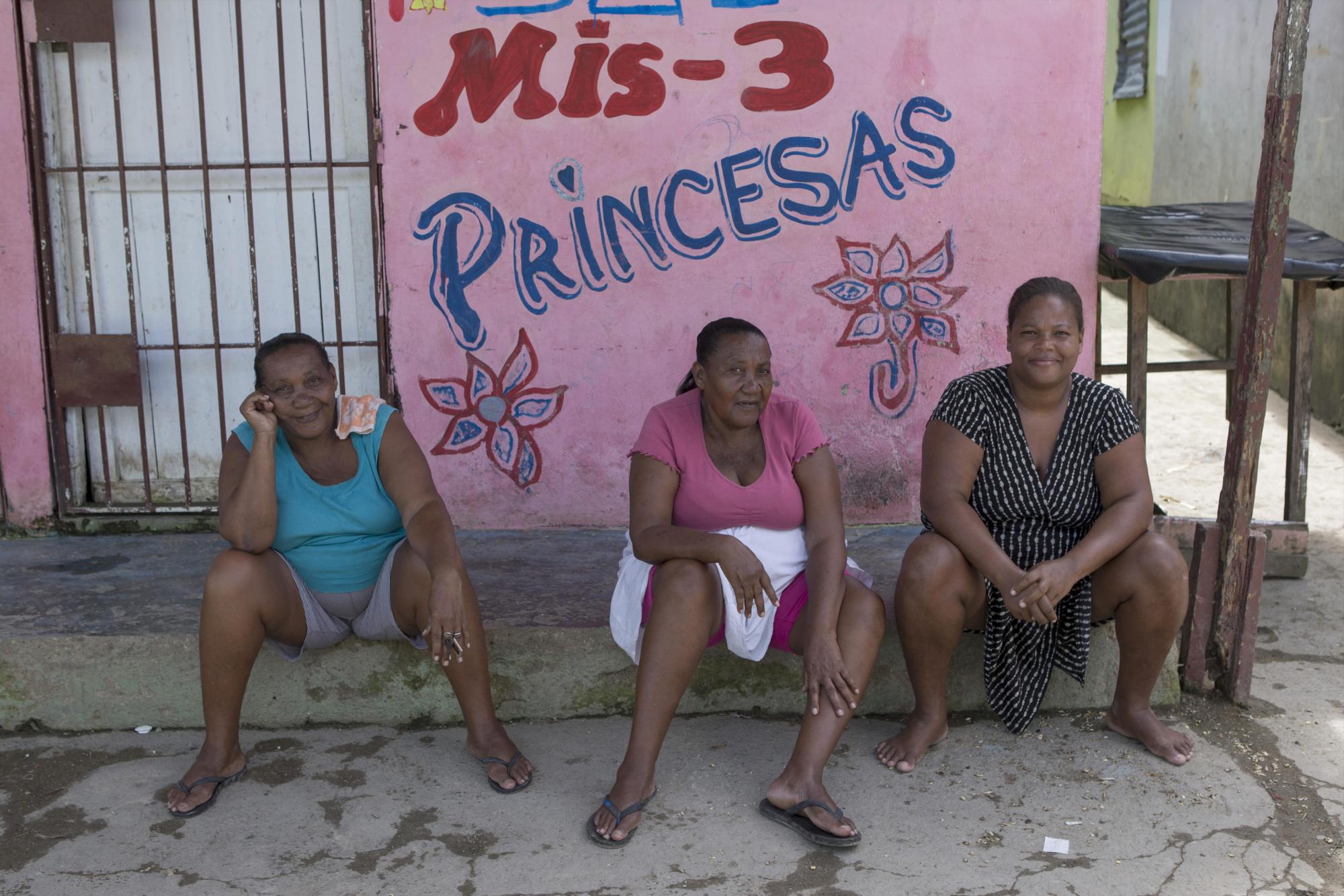 En este sector las personas malviven en las mismas chabolas de paredes de madera y techo de zinc con varios de sus hijos y nietos. 