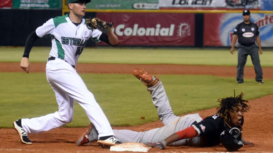 Las Estrellas remontan ante el Escogido y siguen invictas