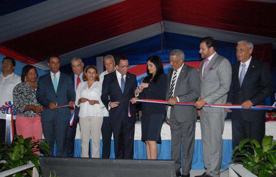 Presidente Medina entrega tres centros educativos y una estancia infantil 