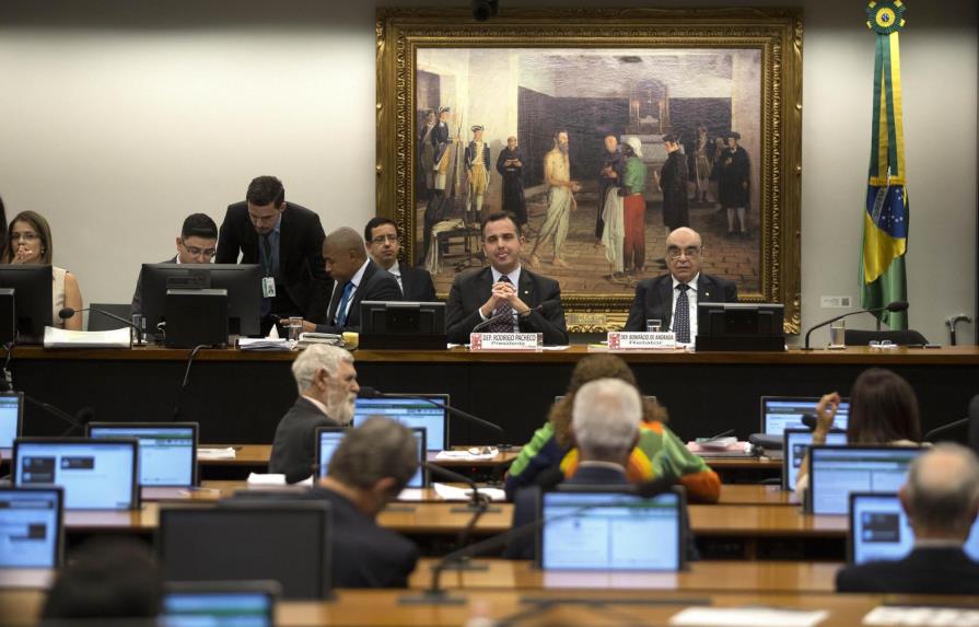 Presidente brasileño sobrevive a primera votación de diputados por cargos de corrupción 