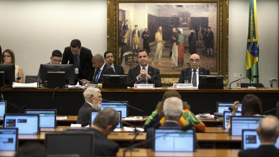 Presidente brasileño sobrevive a primera votación de diputados por cargos de corrupción 