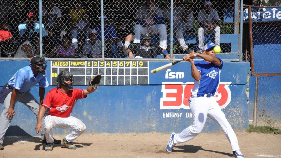 El Azul sigue firme en la liga Emce de sóftbol